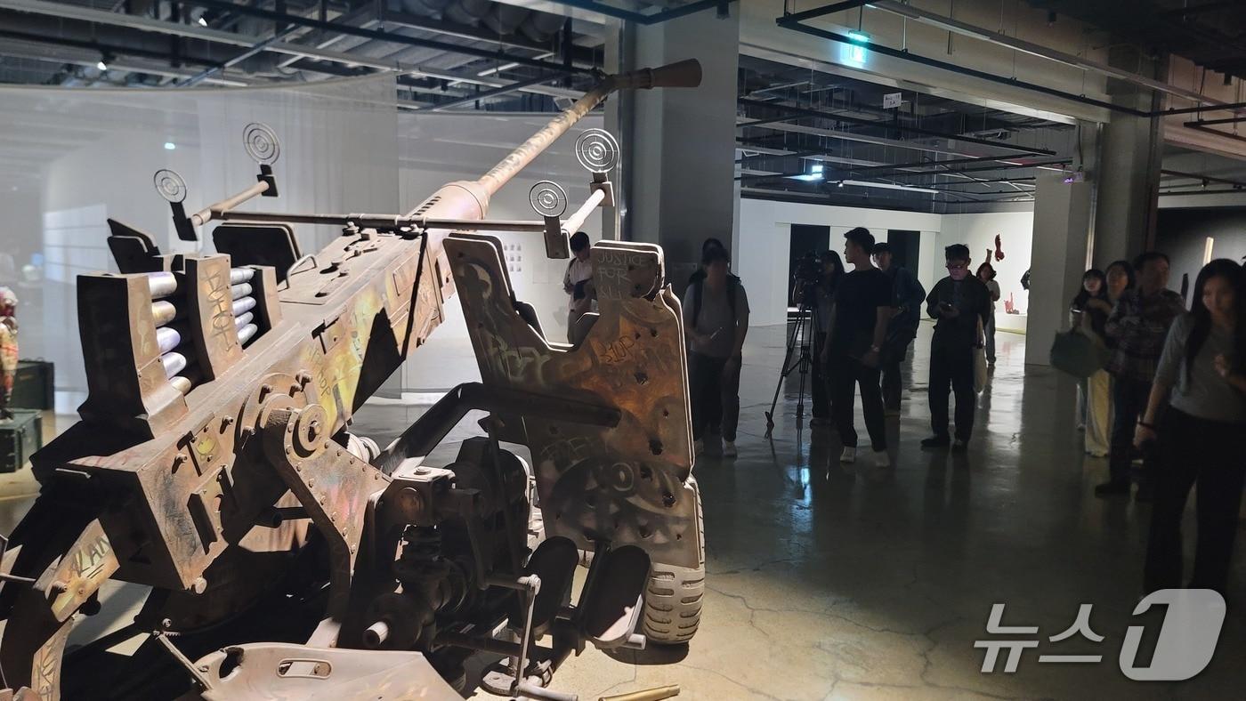 유디 술리스티요 작가의 작품 &#39;사라진 역사&#39;가 3일 청주공예비엔날레 본공연장에 전시돼 있다.2025.9.3./뉴스1 임양규 기자