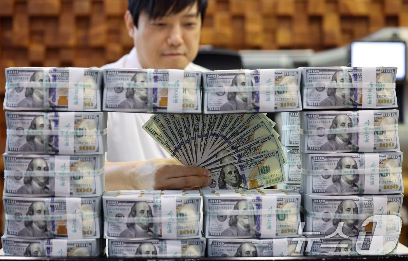 서울 중구 하나은행 위변조대응센터에서 은행 관계자가 달러화를 정리하는 모습. 2025.9.3/뉴스1 ⓒ News1 황기선 기자