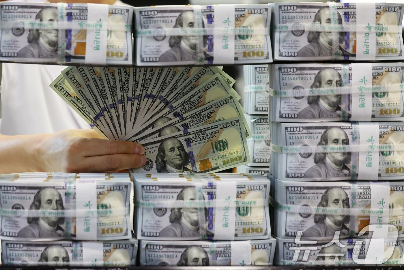 서울 중구 하나은행 위변조대응센터에서 은행 관계자가 달러화를 정리하는 모습. 2025.9.3/뉴스1 ⓒ News1 황기선 기자