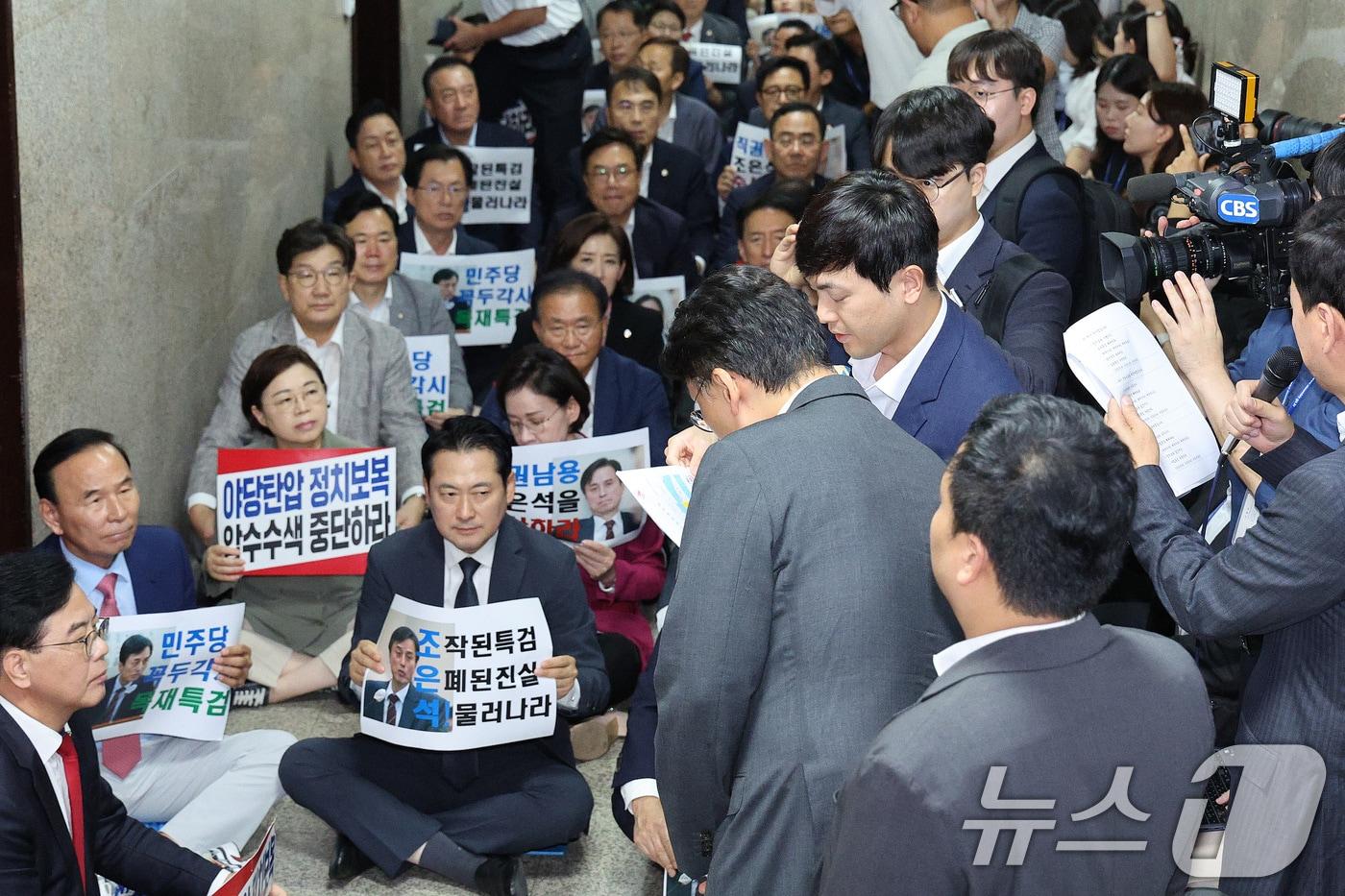 국민의힘 의원들이 3일 오후 서울 여의도 국회 국민의힘 원내대표실 앞에서 긴급 의원총회를 가진 가운데 내란특검 수사관들이 원내대표실 압수수색을 위해 대치하고 있다. 2025.9.3/뉴스1 ⓒ News1 신웅수 기자