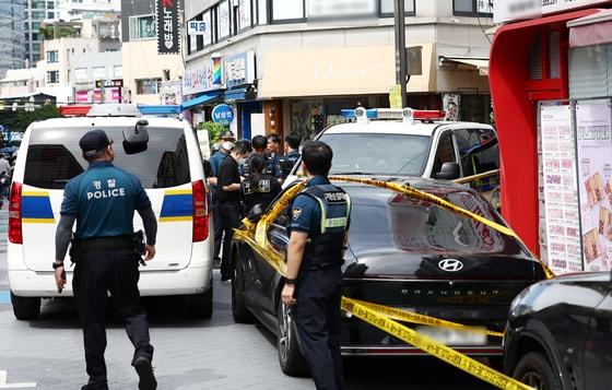 본문 이미지 - 3일 흉기난동 사건이 발생한 서울 관악구 조원동의 한 주택가에서 경찰이 현장을 조사하고 있다. 소방당국 등에 따르면 이날 오전 10시 50분쯤 조원동에서 발생한 흉기난동으로 30대 남성 1명, 40대 남성 2명, 여성 1명이 복부 등에 부상을 입고 인근 병원으로 이송됐다. 2025.9.3/뉴스1 ⓒ News1 김민지 기자