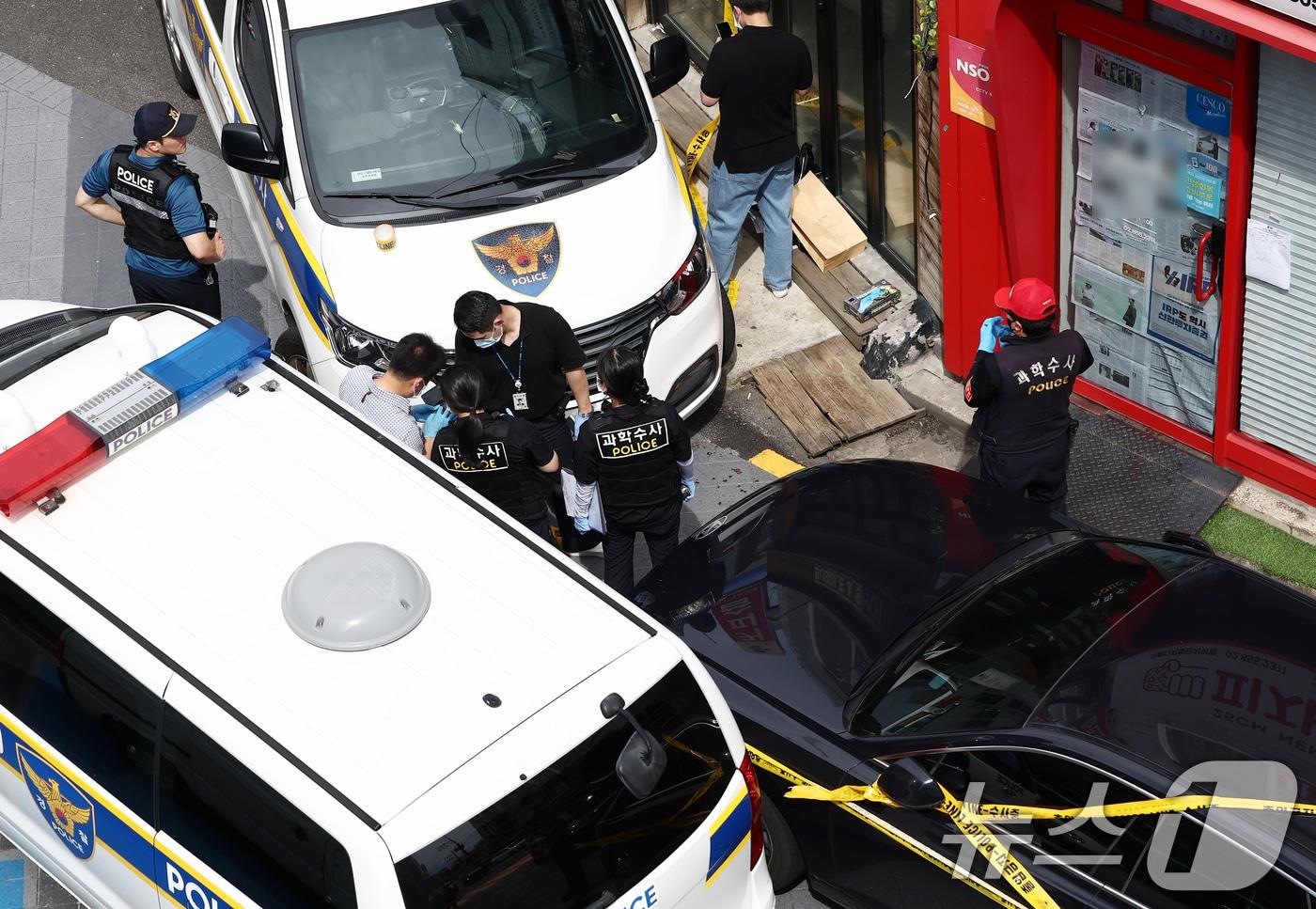 3일 흉기난동 사건이 발생한 서울 관악구 조원동의 한 주택가에서 경찰이 현장을 조사하고 있다. 소방당국 등에 따르면 이날 오전 10시 50분쯤 조원동에서 발생한 흉기난동으로 30대 남성 1명, 40대 남성 2명, 여성 1명이 복부 등에 부상을 입고 인근 병원으로 이송됐다. 2025.9.3/뉴스1 ⓒ News1 김민지 기자