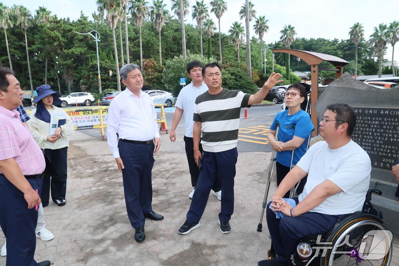 김완근 시장이 지난 2일 이호해수욕장에서 주민 등으로부터 장애인 편의시설 개선 필요성에 대해 듣고 있다.(제주시 제공. 재판매 및 DB 금지)뉴스1 