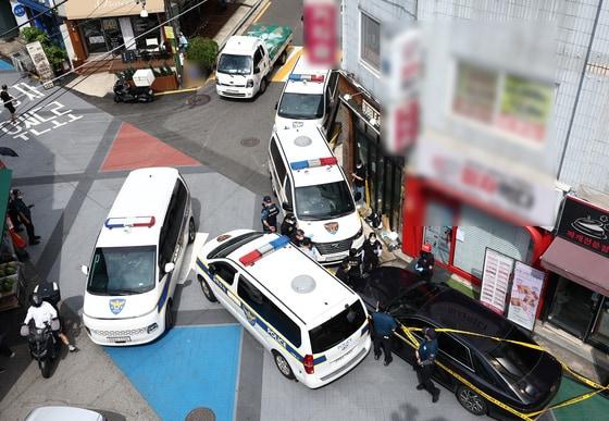 본문 이미지 - 3일 흉기난동 사건이 발생한 서울 관악구 조원동의 한 주택가에서 경찰이 현장을 조사하고 있다. 소방당국 등에 따르면 이날 오전 10시 50분쯤 조원동에서 발생한 흉기난동으로 30대 남성 1명, 40대 남성 2명, 여성 1명이 복부 등에 부상을 입고 인근 병원으로 이송됐다. 2025.9.3/뉴스1 ⓒ News1 김민지 기자