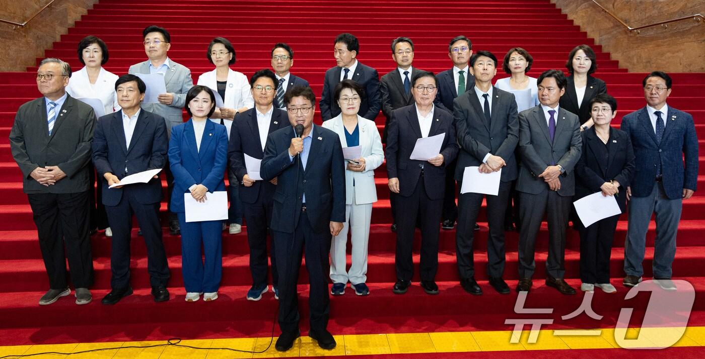 더불어민주당 초선 의원들이 3일 서울 여의도 국회 로텐더홀에서 나경원 국민의힘 의원의 초선의원 비하발언 규탄 긴급 기자회견을 하고 있다. 앞서 나 의원은 전날(2일) 열린 국회 법제사법위원회 전체 회의에서 야당 간사 선임 건을 두고 여야 의원이 논쟁을 벌일 당시 "초선은 가만히 앉아 있어! 아무것도 모르면서 앉아 있어!＂라고 호통쳤다. 2025.9.3/뉴스1 ⓒ News1 유승관 기자