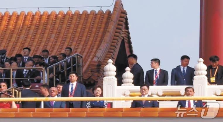 본문 이미지 - 3일 오전 중국 베이징 톈안먼 광장에서 열린 전승절 80주년 기념식에서 우원식 국회의장이 망루 위에 앉아있는 모습. 중국CCTV 캡처.