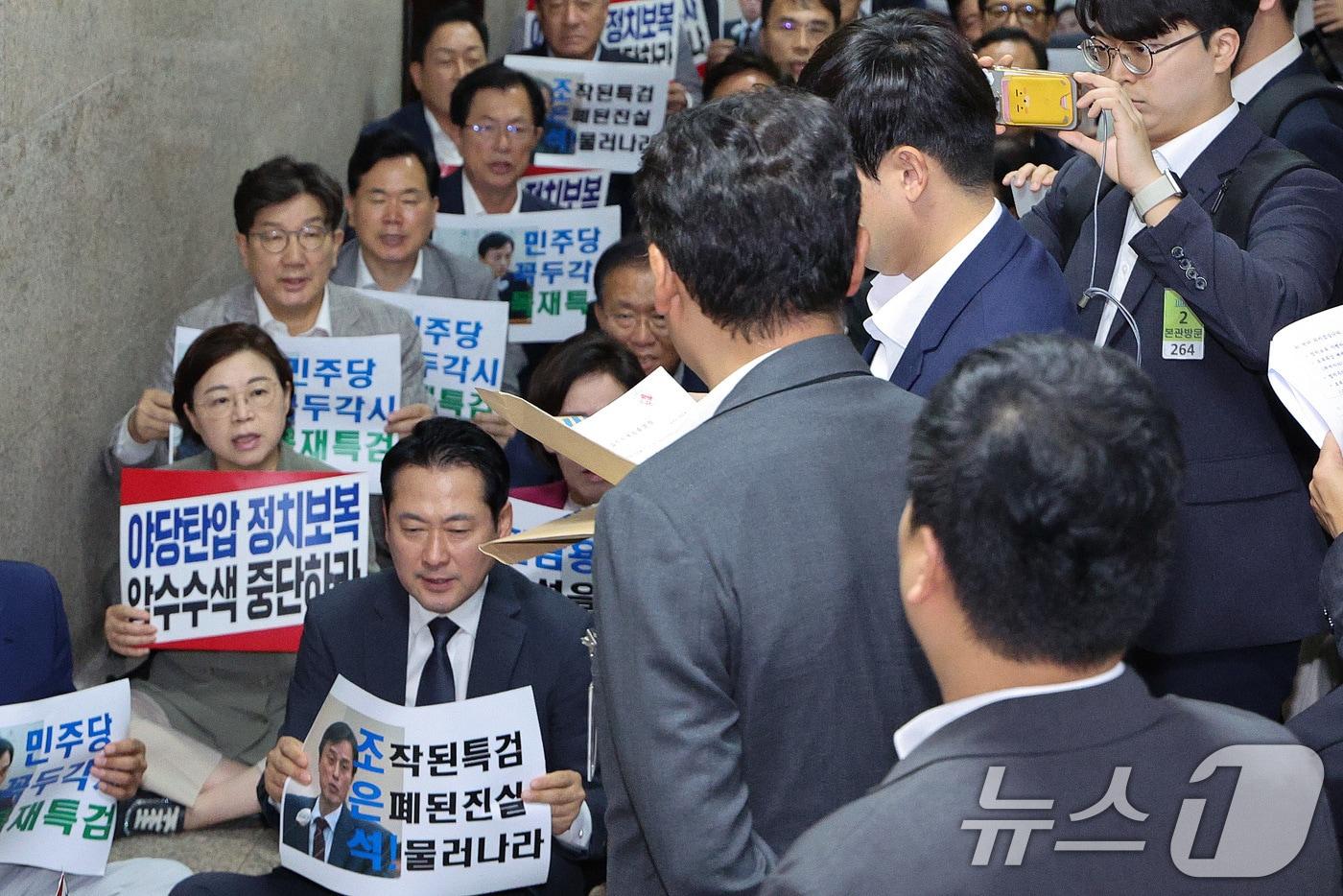 국민의힘 의원들이 3일 오후 서울 여의도 국회 국민의힘 원내대표실 앞에서 긴급 의원총회를 가진 가운데 내란특검 수사관들이 원내대표실 압수수색에 나서며 영장을 꺼내고 있다. 2025.9.3/뉴스1 ⓒ News1 신웅수 기자