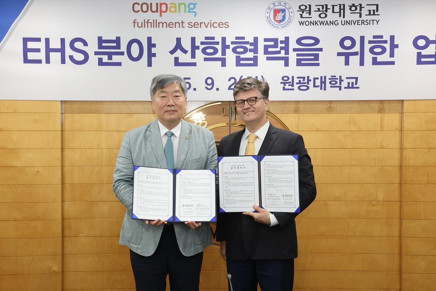 지난 2일 전라북도 익산시 원광대학교에서 열린 업무협약식에 참석한 박성태 원광대학교 총장과 라이언 브라운 쿠팡풀필먼트서비스 대표이사가 기념 촬영을 하고 있다(쿠팡 제공).