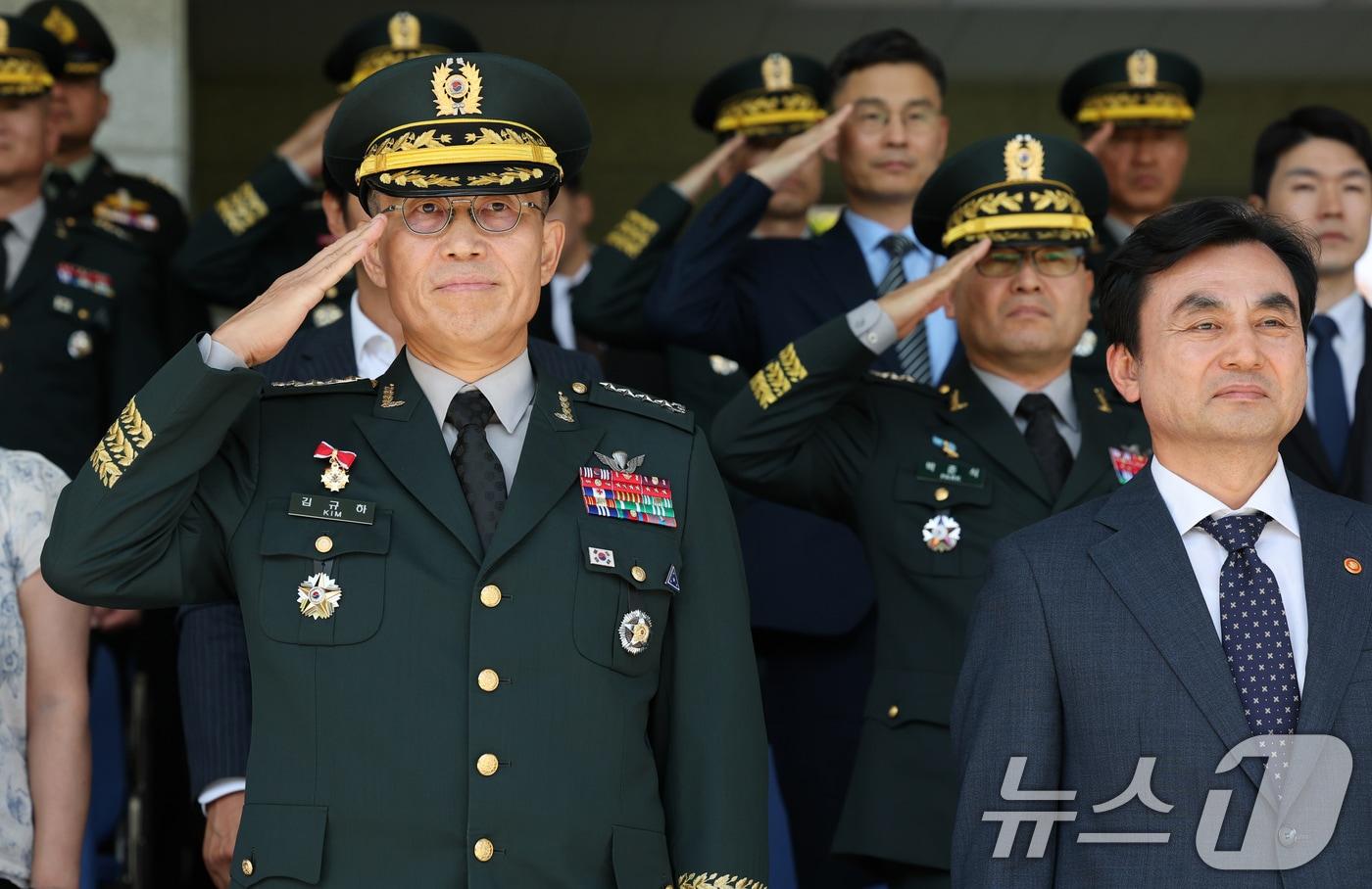 안규백 국방부장관이 3일 충남 계룡대에서 열린 육군참모총장 취임식 및 고창준 대장 전역식에서 경례를 받는중 먼저 경례를 내리고 있다. 2025.9.3/뉴스1 ⓒ News1 김기태 기자