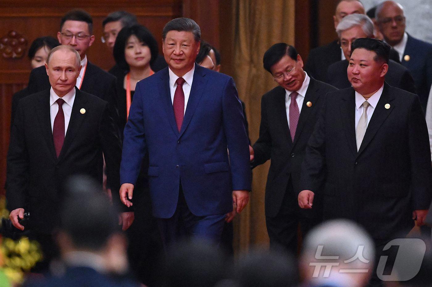김정은 북한 노동당 총비서와 시진핑 중국 국가주석, 블라디미르 푸틴 러시아 대통령이 3일 중국 베이징 인민대회당에서 열린 리셉션 행사에 참석했다. 이날 앞서 이들은 톈안먼 일대에서 열린 제2차 세계대전 승전 80주년 기념 열병식 행사에 참석했다. 2025.09.03 ⓒ AFP=뉴스1 ⓒ News1 최종일 선임기자