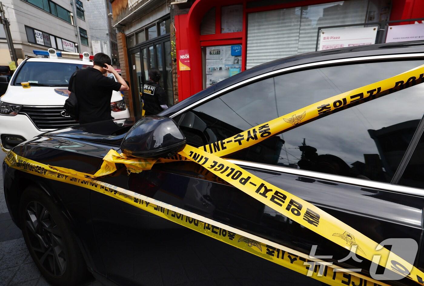 3일 흉기난동 사건이 발생한 서울 관악구 조원동의 한 주택가에서 경찰이 현장을 조사하고 있다. 소방당국 등에 따르면 이날 오전 10시 50분쯤 조원동에서 발생한 흉기난동으로 30대 남성 1명, 40대 남성 2명, 여성 1명이 복부 등에 부상을 입고 인근 병원으로 이송됐다. 2025.9.3/뉴스1 ⓒ News1 김민지 기자