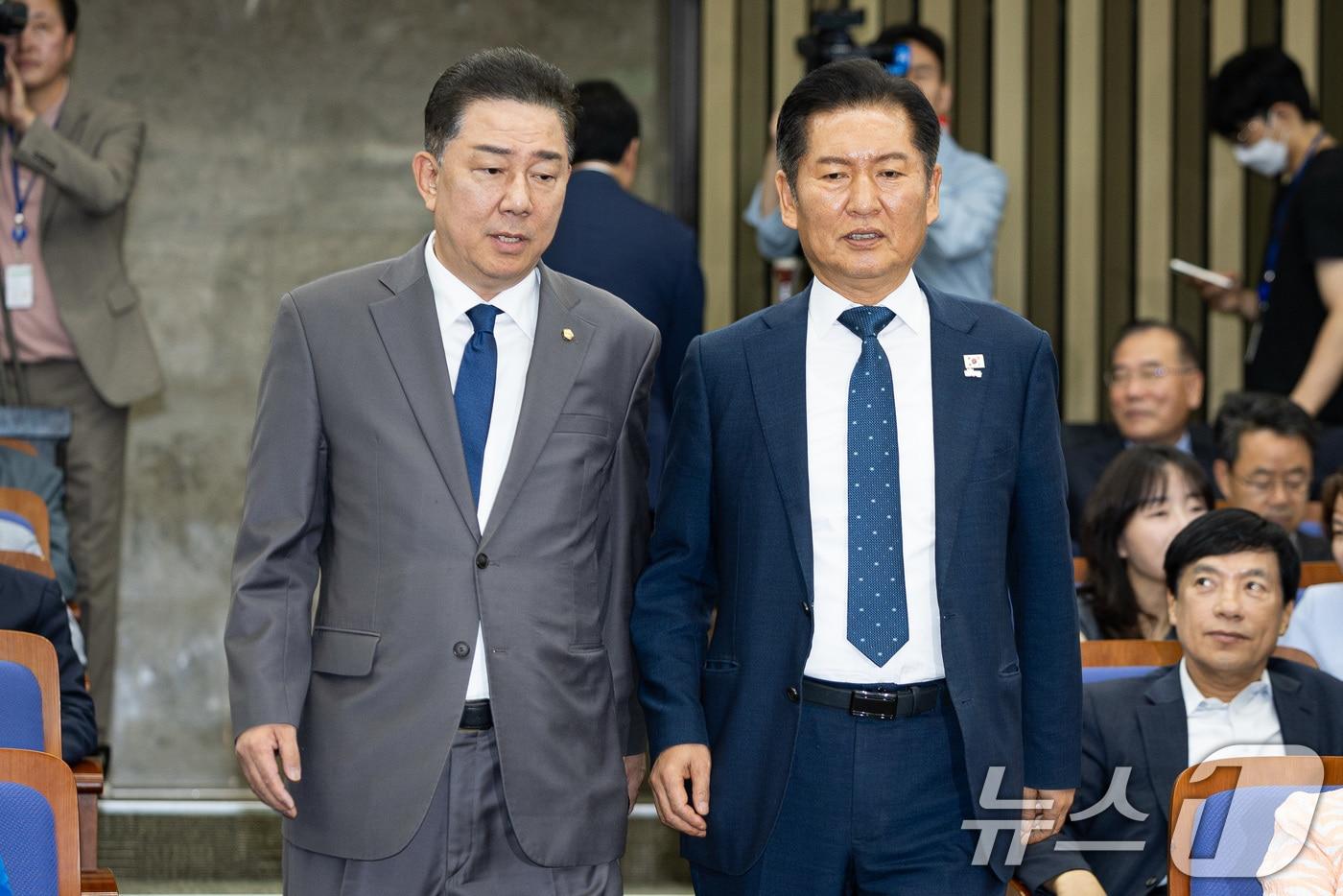 정청래 더불어민주당 대표(오른쪽)와 김병기 원내대표가 3일 서울 여의도 국회에서 열린 정책의원총회에 참석하고 있다. 2025.9.3/뉴스1 ⓒ News1 유승관 기자