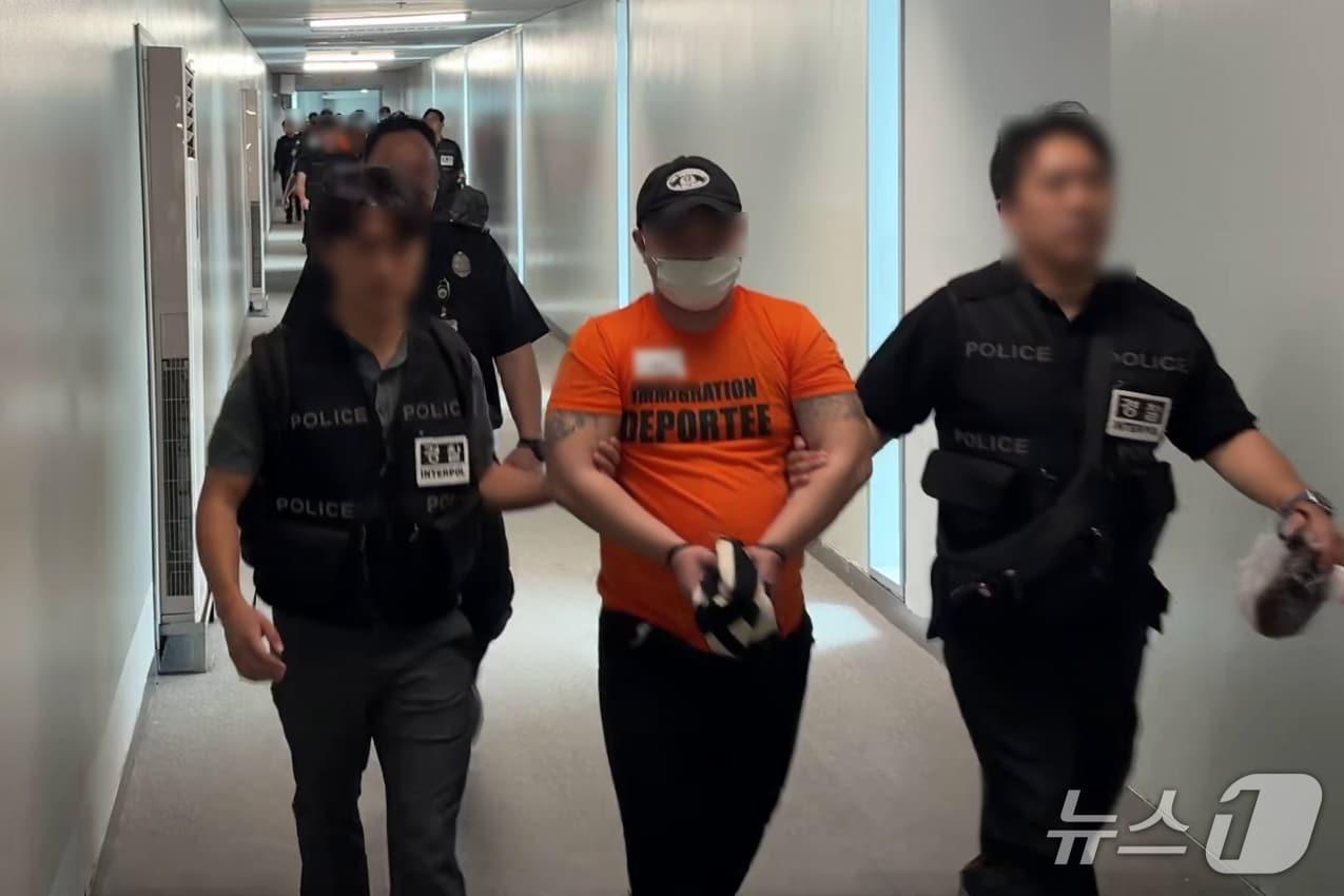 본문 이미지 - 3일 오전(현지시간) 필리핀 현지에서 검거된 한인 피의자가 마닐라 니노이 아키노 공항에서 국내 경찰관들에 인계돼 국내 송환용 전세기에 탑승하기 위해 이동하고 있다. (경찰청 제공)