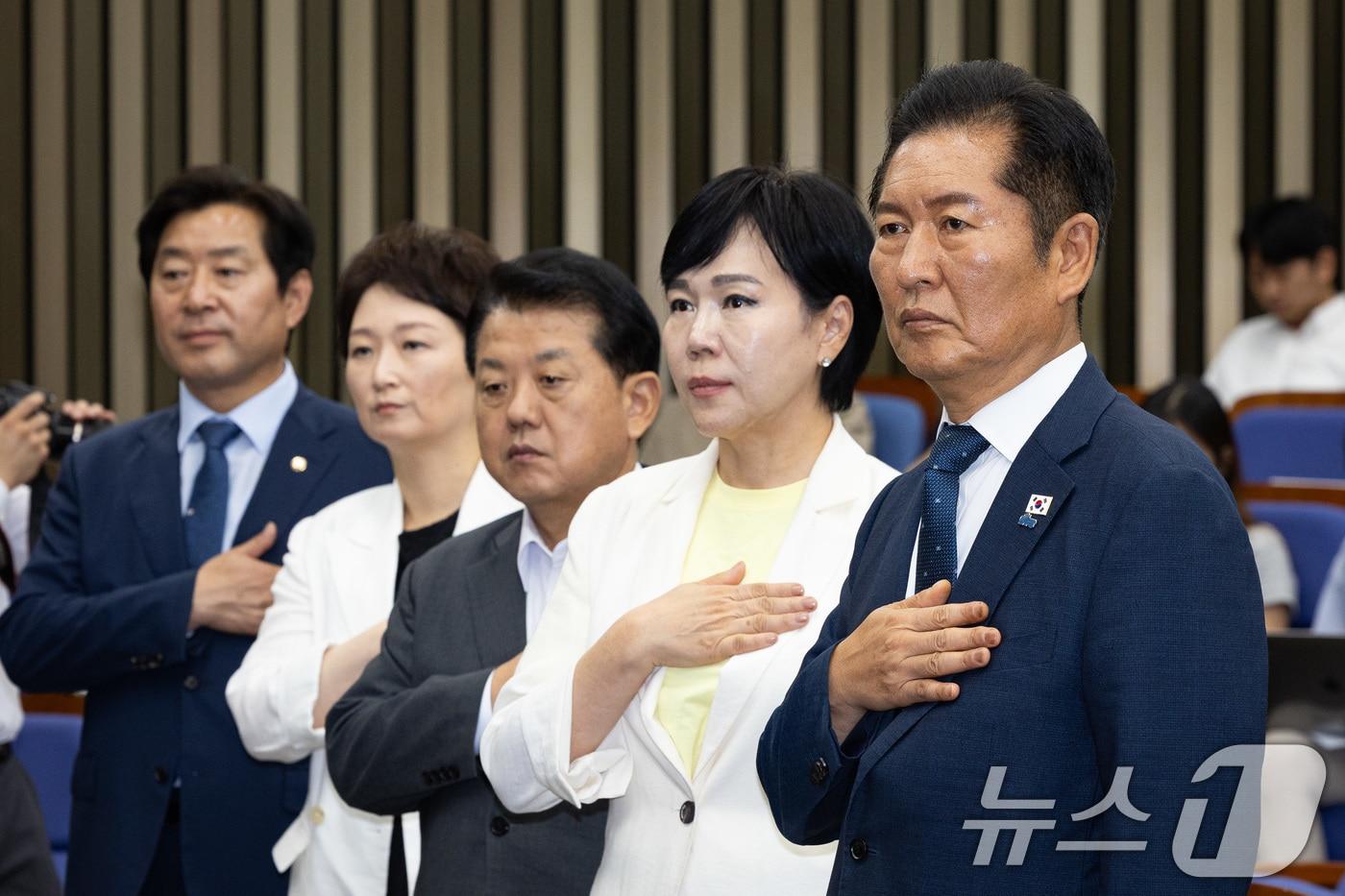 본문 이미지 - 정청래 더불어민주당 대표를 비롯한 의원들이 3일 서울 여의도 국회에서 열린 정책의원총회에서 국민의례를 하고 있다. 2025.9.3/뉴스1 ⓒ News1 유승관 기자