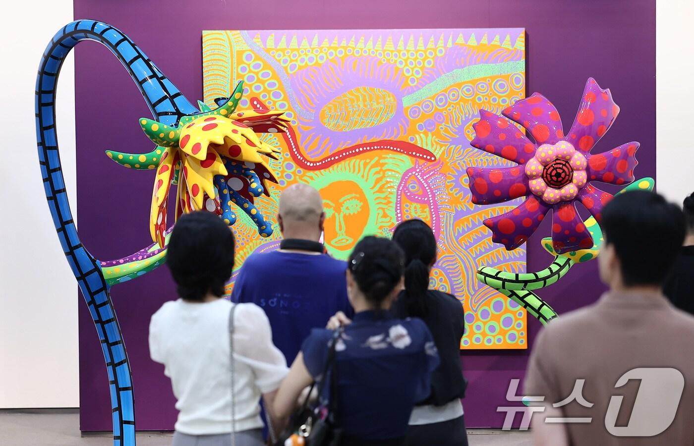3일 서울 강남구 코엑스에서 열린 글로벌 아트페어 &#39;프리즈 서울 2025&#39; VIP 프리뷰 데이를 찾은 관람객들이 전시장을 둘러보고 있다. 2025.9.3/뉴스1 ⓒ News1 김성진 기자