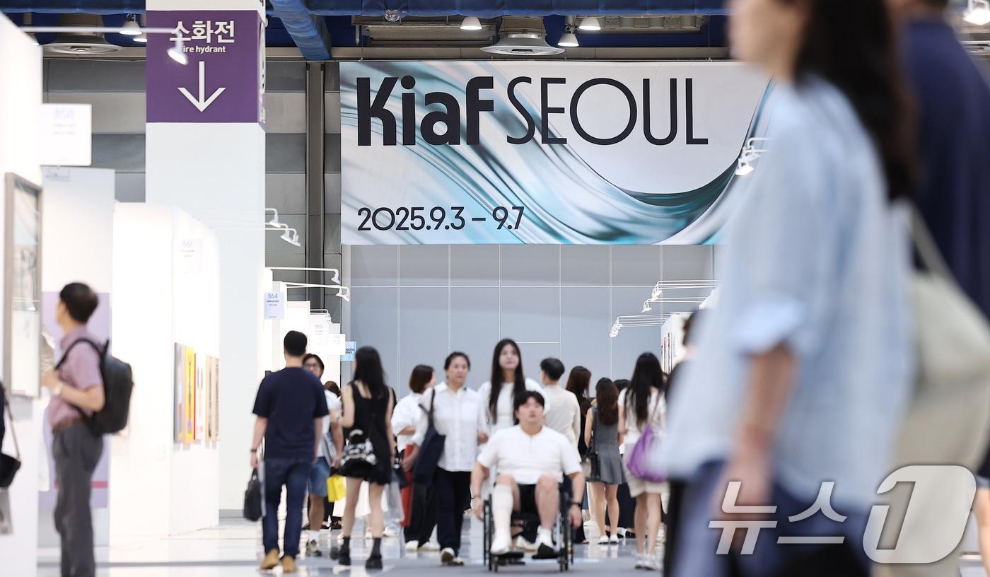 3일 서울 강남구 코엑스에서 열린 국내 최대 규모의 아트페어 &#39;키아프 서울 2025&#39; VIP 프리뷰 데이를 찾은 관람객들이 전시장을 둘러보고 있다. 키아프 서울은 올해 &#39;공진&#39;&#40;Resonance&#41;이라는 주제로, 지속 가능한 미술 생태계 구축을 위해 정부와 프리즈 서울, 다양한 문화예술 기관들과의 협업을 강화했다. 2025.9.3/뉴스1 ⓒ News1 김성진 기자