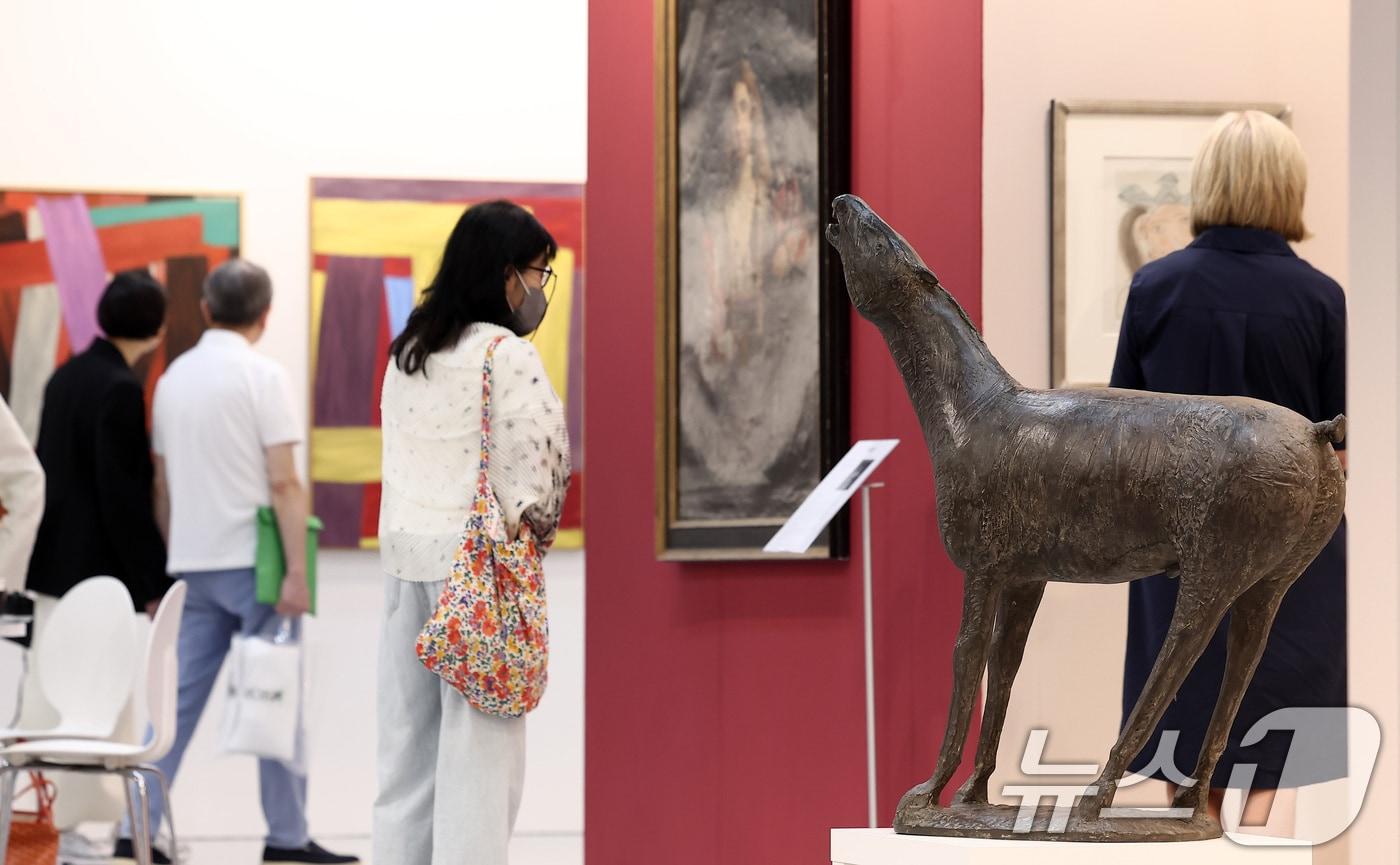 본문 이미지 - 국내 최대 규모의 아트페어 '키아프 서울 2025' VIP 프리뷰 데이를 찾은 관람객들이 전시장을 둘러보고 있다.  2025.9.3/뉴스1 ⓒ News1 김성진 기자