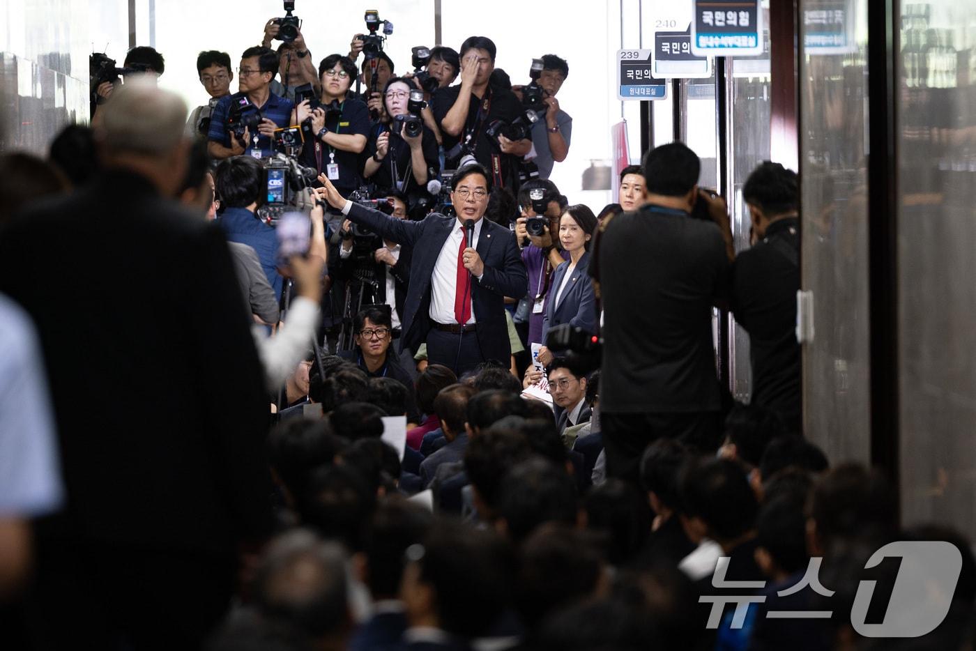 송언석 국민의힘 원내대표가 3일 서울 여의도 국회 국민의힘 원내대표실 앞에서 열린 긴급 의원총회에서 원내대표실 압수수색을 시도한 내란특검을 규탄하고 있다. 2025.9.3/뉴스1 ⓒ News1 유승관 기자