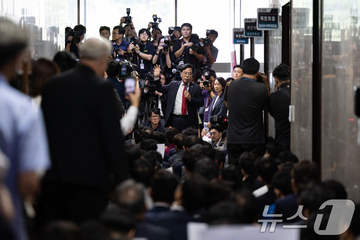 송언석 국민의힘 원내대표가 3일 서울 여의도 국회 국민의힘 원내대표실 앞에서 열린 긴급 의원총회에서 원내대표실 압수수색을 시도한 내란특검을 규탄하고 있다. 2025.9.3/뉴스1 ⓒ News1 유승관 기자