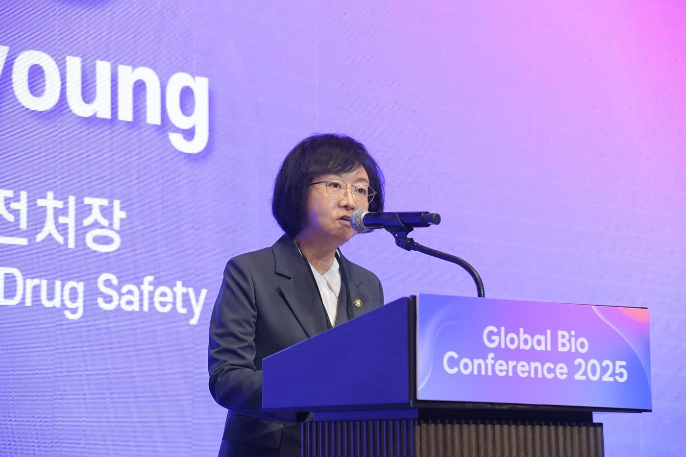  3일 서울 강남구 그랜드 인터컨티넨탈 파르나스 서울호텔에서 열린 '2025 글로벌 바이오 콘퍼런스' 개회식에서 오유경 식약처장이 개회사를 하고 있다. (식약처 제공)