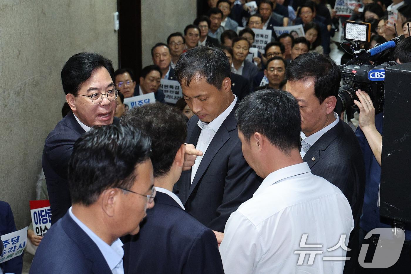 송언석 국민의힘 원내대표가 3일 오후 서울 여의도 국회 국민의힘 원내대표실 앞에서 가진 긴급 의원총회에서 국회 사무처 직원들이 이 모습을 촬영한 것과 관련해 항의하고 있다. 2025.9.3/뉴스1 ⓒ News1 신웅수 기자