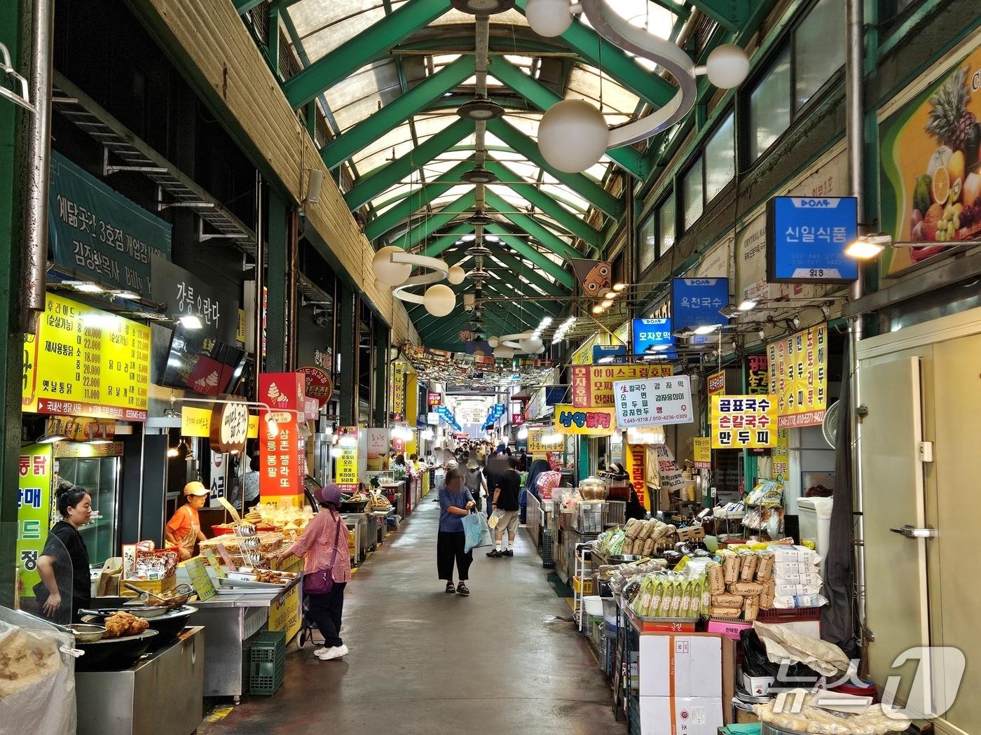 본문 이미지 - 3일 오전 강원 강릉 성남동 중앙시장에서 관광객들이 먹거리 등을 사기 위해 발걸음을 옮기고 있다.2025.9.3 한귀섭 기자 