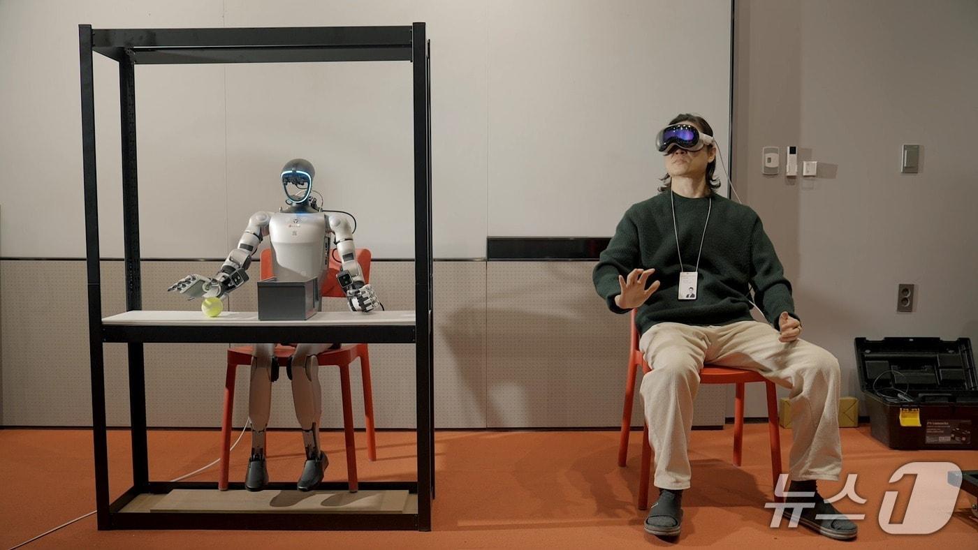 LG CNS가 휴머노이드 로봇에 피지컬 AI 적용을 위해 시뮬레이션 기반으로 학습을 진행하고 있다.(LG CNS 제공)