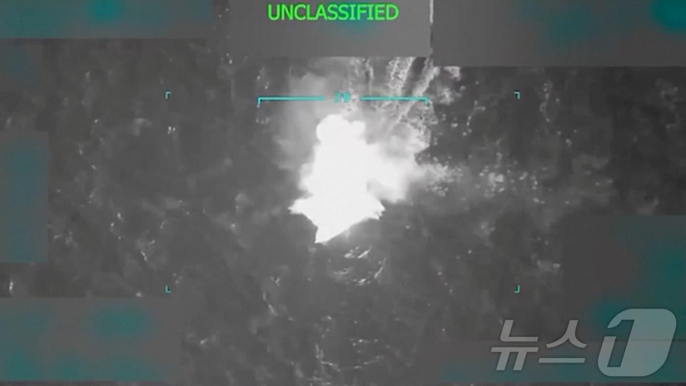 도널드 트럼프 미국 대통령이 불법 마약을 운반해 미국으로 향하고 있다고 밝힌 베네수엘라 선박이 남부 카리브해 항해 중 미군의 공격을 받는 장면. 2일 트럼프 대통령이 트루스소셜에 게시한 영상 캡처. 2025.09.03. ⓒ 로이터=뉴스1 