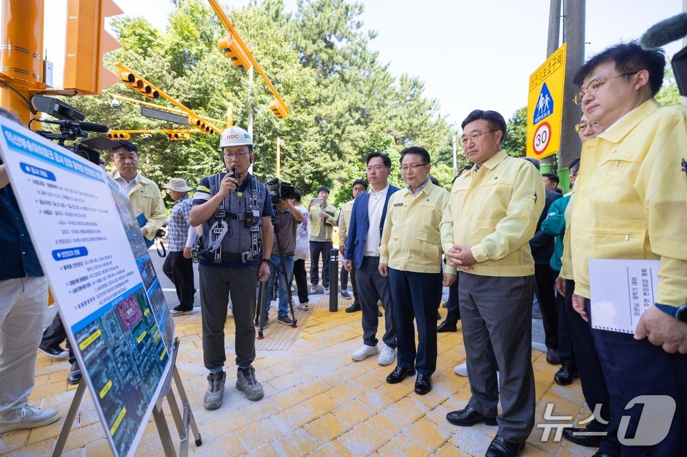 3일 전북을 찾은 윤호중 행정안전부 장관&#40;오른쪽 두번째&#41;이 익산 부송동에 위치한 궁동초 주변을 찾아 정헌율 시장&#40;오른쪽 세번째&#41;과 현장 안전점검에 나섰다. ⓒ News1