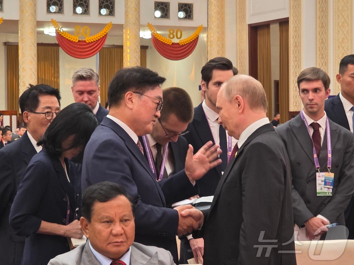 본문 이미지 - 우원식 국회의장이 3일 중국 베이징에서 열린 전승절 80주년 기념식 리셉션에서 블라디미르 푸틴 러시아 대통령과 대화하고 있다. &#40;국회의장실 제공&#41; 2025.9.3/뉴스1 ⓒ News1 김일창 기자