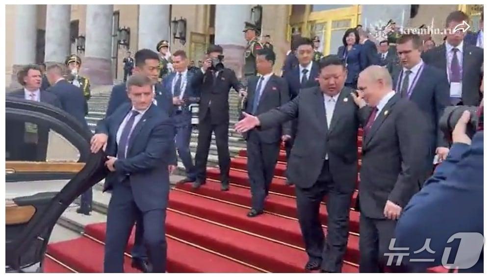 본문 이미지 - 김정은 북한 노동당 총비서와 블라디미르 푸틴 러시아 대통령이 3일 오후 베이징에서 푸틴 대통령의 의전용 차량으로 함께 이동하는 모습이 공개됐다. 출처: 크렘린궁