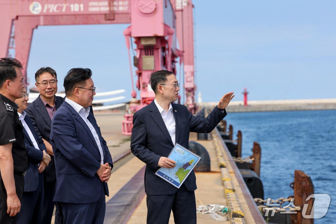 이명구 관세청장(맨 앞)이 포항 영일만항을 방문해 여행자 통관지원 준비 상황을 점검하고 있다. (관세청 제공.재판매 및 DB금지)/뉴스1