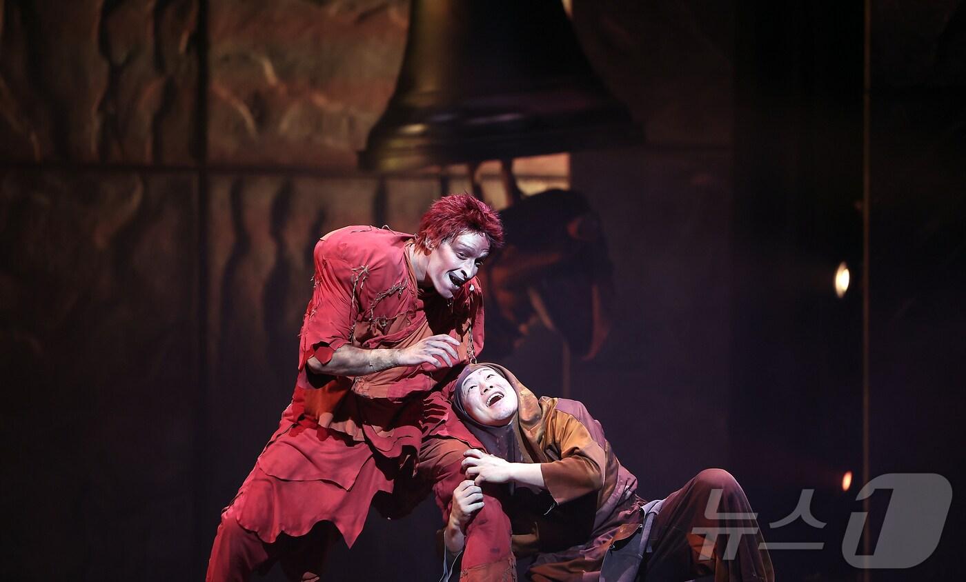 뮤지컬 배우 안젤로 델 베키오가 3일 오후 서울 종로구 세종문화회관 대극장에서 열린 뮤지컬 ‘노트르담 드 파리’ 프레스콜애서 열정적인 연기를 펼치고 있다. 뮤지컬 '노트르담 드 파리'는 빅토르 위고의 고전 '노트르담 드 파리'를 원작으로 한 작품으로 15세기 파리를 배경으로 에스메랄다를 둘러싼 콰지모도, 프롤로, 페뷔스 세 인물의 비극적인 사랑을 통해 인간의 욕망과 편견, 사회의 부조리를 그렸으며, 모든 대사가 음악으로 구성된 '성스루' 형식으로 풀어냈다. 2025.9.3/뉴스1 ⓒ News1 김진환 기자