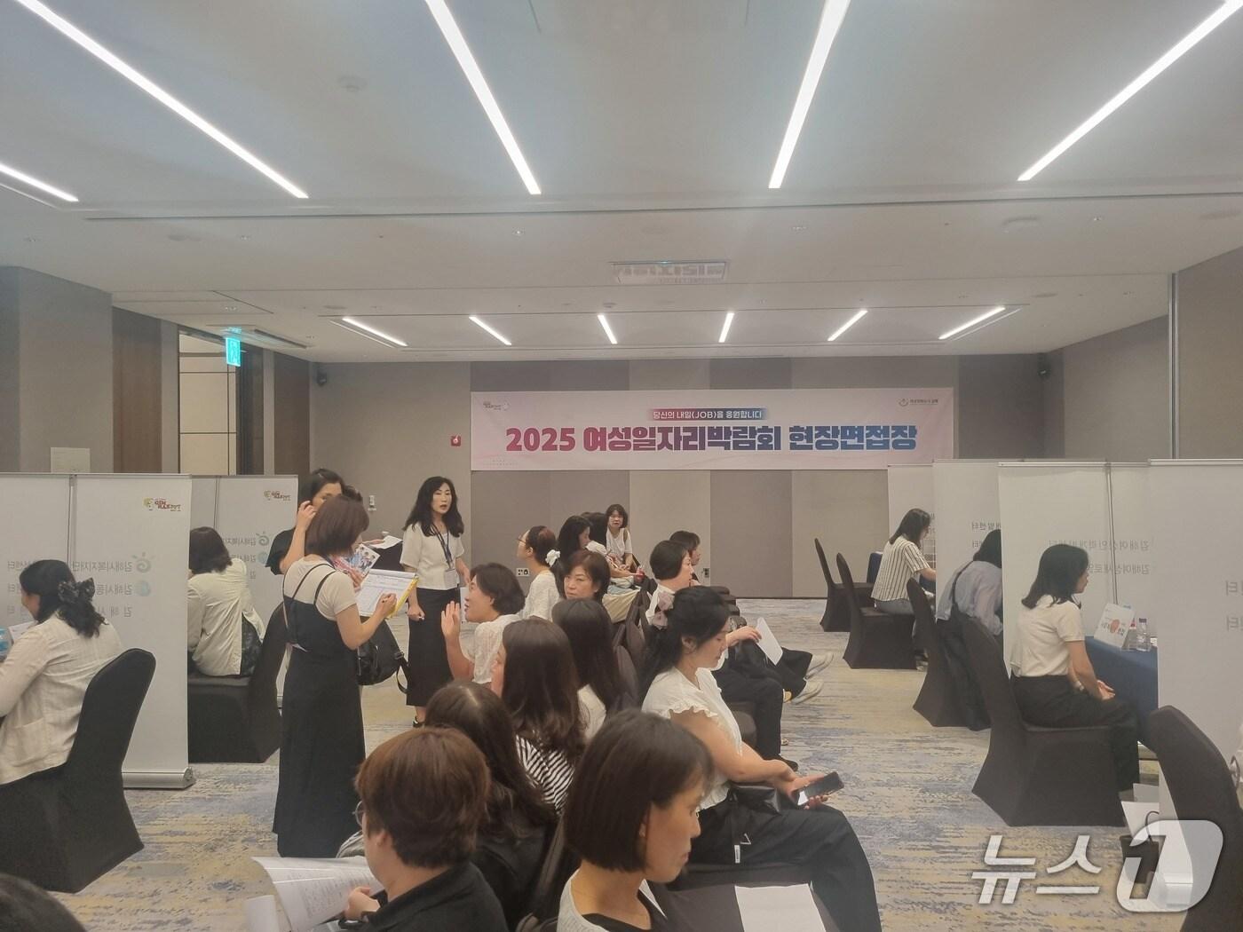 본문 이미지 - 2일 롯데호텔 앤 리조트 김해에서 열린 김해 여성 일자리 박람회 현장 면접에서 여성 구직자들이 대기하고 있다.&#40;김해시 제공. 재판매 및 DB금지&#41;
