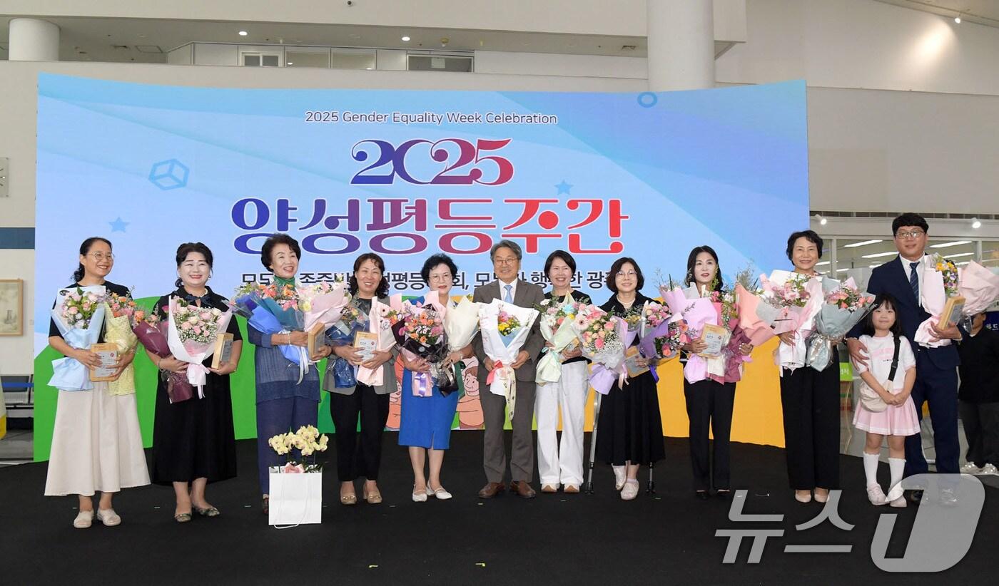 강기정 광주시장이 3일 오후 시청 시민홀에서 열린 2025 양성평등주간 기념행사에 참석해 유공자 시상을 한 후 기념촬영을 하고 있다.&#40;광주시 제공. 재판매 및 DB 금지&#41; 2025.9.3/뉴스1