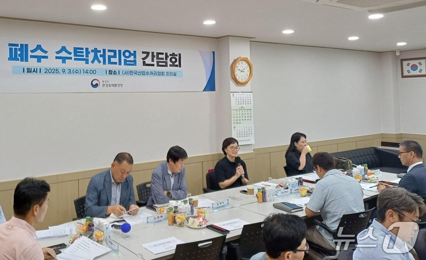 노정주 한강청 환경감시단장&#40;뒷줄 오른쪽 두 번째&#41;이 3일 &#40;사&#41;한국산업수처리협회에서 열린 폐수 수탁처리업계 간담회에서 인사말을 하고 있다.&#40;한강청 제공&#41;