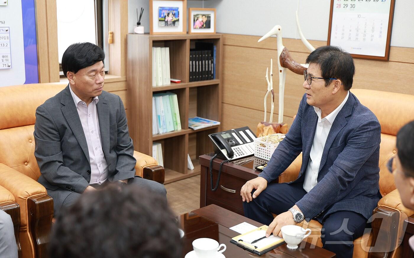 이상익 전남 함평군수가 김명선 금호타이어 부사장을 만나 빛그린산단 신공장 이전 관련 협력 의사를 전하고 있다.&#40;함평군 제공. 재배포 및 DB 금지&#41;