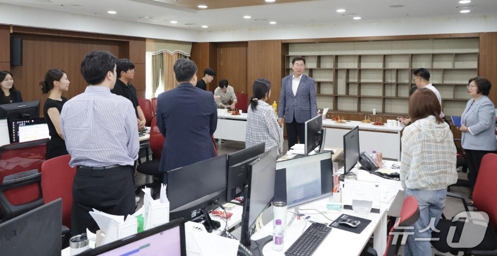 본문 이미지 - 원강수 강원 원주시장이 최근 시청사 내 소비쿠폰TF팀을 찾아 팀원들을 격려하는 모습. &#40;원주시 제공. 재판매 및 DB금지&#41; 2025.9.3/뉴스1