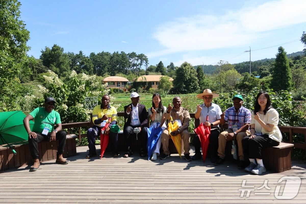 본문 이미지 - 천리포수목원을 찾은 콩고민주공화국 공무원 및 시민단체 관계자들이 수목원에서 기념사진을 찍고 있다.(천리포수목원 제공. 재판매 및 DB금지)2025.9.3/뉴스1