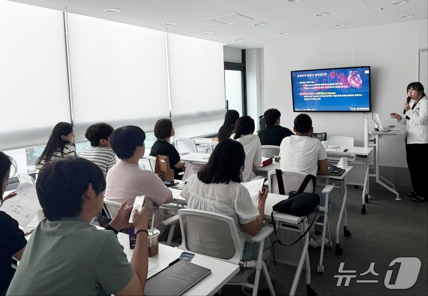 본문 이미지 - 이가원 수의사는 8월 31일 예은동물의료센터에서 고양이 세미나를 진행했다(동물병원 제공). ⓒ 뉴스1