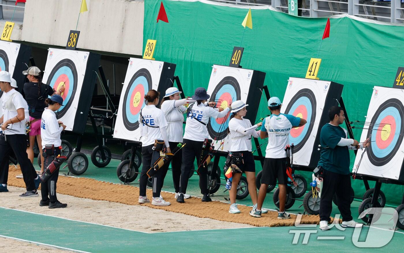 3일 광주시 월드컵경기장에서 '광주 2025 현대 세계 양궁선수권대회' 출전 선수들이 대회를 앞두고 연습경기를 하고 있다. 세계양궁선수권대회 및 세계장애인양궁선수권대회는 9월 5-28일 광주국제양궁장 및 5·18 민주광장에서 펼쳐진다. 2025.9.3/뉴스1 ⓒ News1 김태성 기자