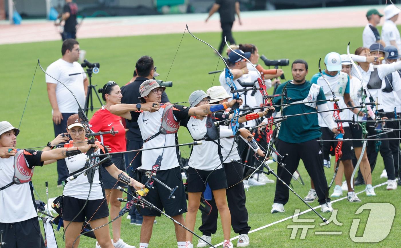 3일 광주시 월드컵경기장에서 '광주 2025 현대 세계 양궁선수권대회' 출전 선수들이 대회를 앞두고 연습경기를 하고 있다. 2025.9.3/뉴스1 ⓒ News1 김태성 기자