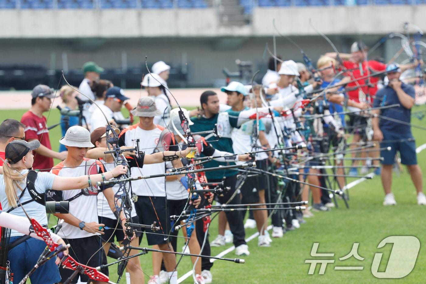 3일 광주시 월드컵경기장에서 &#39;광주 2025 현대 세계 양궁선수권대회&#39; 출전 선수들이 대회를 앞두고 연습경기를 하고 있다. 세계양궁선수권대회 및 세계장애인양궁선수권대회는 9월 5일~28일 광주국제양궁장 및 5·18 민주광장에서 펼쳐진다. 2025.9.3/뉴스1 ⓒ News1 김태성 기자