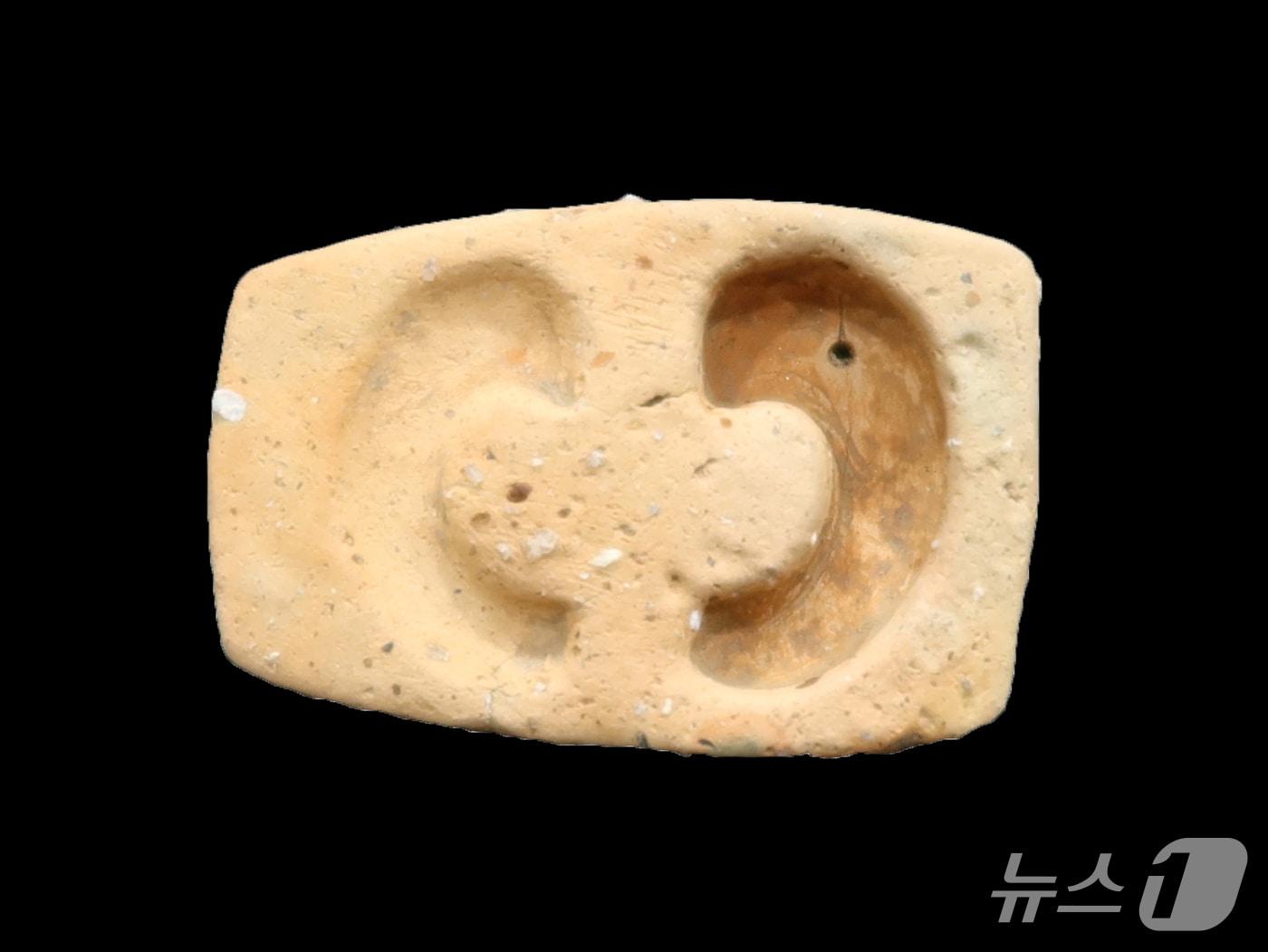 본문 이미지 - 전북 장수군은 천천~장수IC 연결도로 공사 구간 사전 조사에서 금강 상류 지방에서 최대 규모로 추정되는 마한 취락지를 확인했다고 3일 밝혔다. 사진은 곡옥거푸집(장수군 제공. 재판매 및 DB금지)2025.9.3/뉴스1