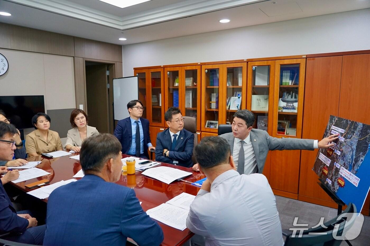 더불어민주당 울산시당은 3일 국회 김태선 의원실에서 국토교통부, 한국도로공사와 함께 범서하이패스IC 요금 재조정 간담회를 가졌다.&#40;민주당 울산시당 제공. 재판매 및 DB금지&#41;/뉴스1