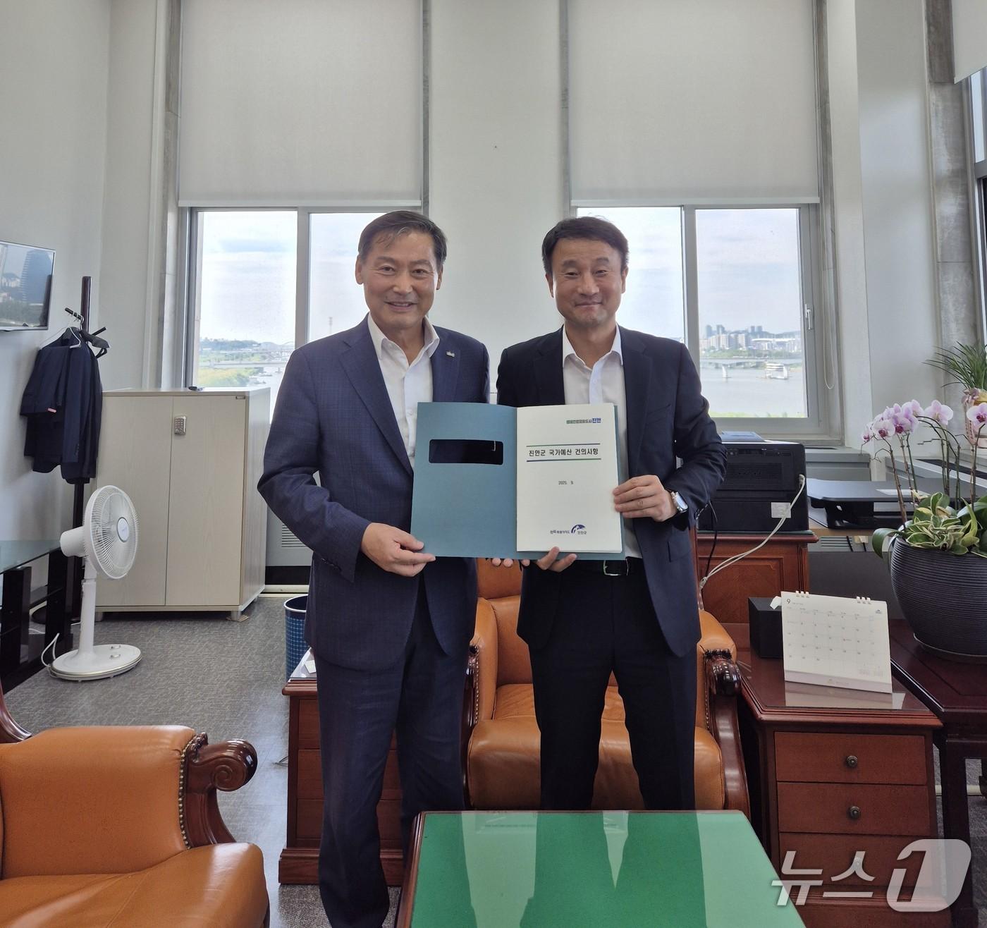 본문 이미지 - 3일 전춘성 전북 진안군수가 국회에서 한병도 예결위원장을 만나 주요 사업에 대해 설명하며 국가예산 반영을 요청했다.&#40;진안군 제공. 재판매 및 DB금지&#41;