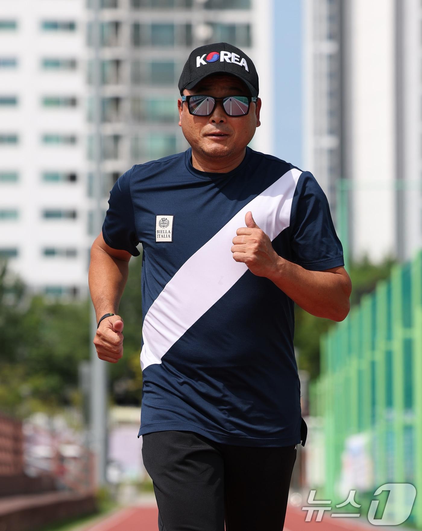 본문 이미지 - 전 국가대표 마라톤 선수 이봉주가 3일 경기 화성시 반월체육센터에서 런닝 자세를 시연하고 있다. 2025.9.3/뉴스1 ⓒ News1 김영운 기자