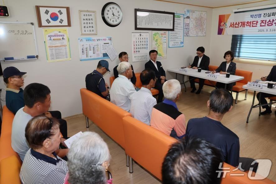 본문 이미지 - 박선영 진실·화해를위한과거사정리위원회 위원장이 3일 서산개척단진상규명대책위원회와 간담회에 참석해 피해자들의 이야기를 듣고 있다.&#40;진실화해위 제공&#41;