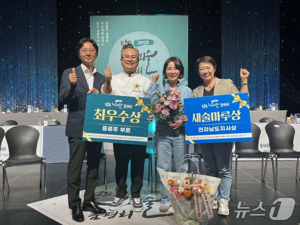 본문 이미지 - '2025 남도 우리술 품평회'에서 농업회사법인 시향가의 '네오 40'이 증류주 부문 최우수상과 새술마루상을 수상해 2관왕을 차지했다(왼쪽부터 방현용 곡성농협군지부장, 안유성 명장, 시향가 양숙희 대표, 우희정 곡성군 농정과장)(곡성군 제공) 