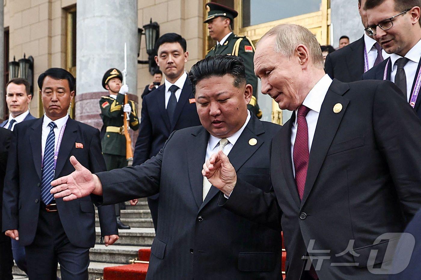 김정은 북한 노동당 총비서&#40;국무위원장&#41;이 지난 3일&#40;현지시간&#41; 중국 베이징에서 블라디미르 푸틴 러시아 대통령&#40;오른쪽&#41;과 함께 푸틴 대통령의 의전용 차량으로 함께 이동하고 있다. 2025.9.3 ⓒ AFP=뉴스1 ⓒ News1 김경민 기자
